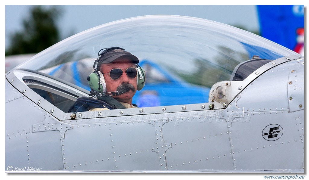 Flying Bulls Aerobatics Team - 4x Zlin Z-50LX