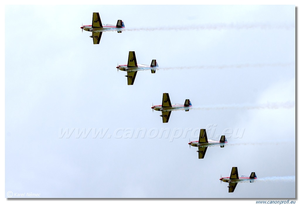 Escuadrilla de Alta Acrobacia Halcones (The Hawks) – 5x Extra 300L