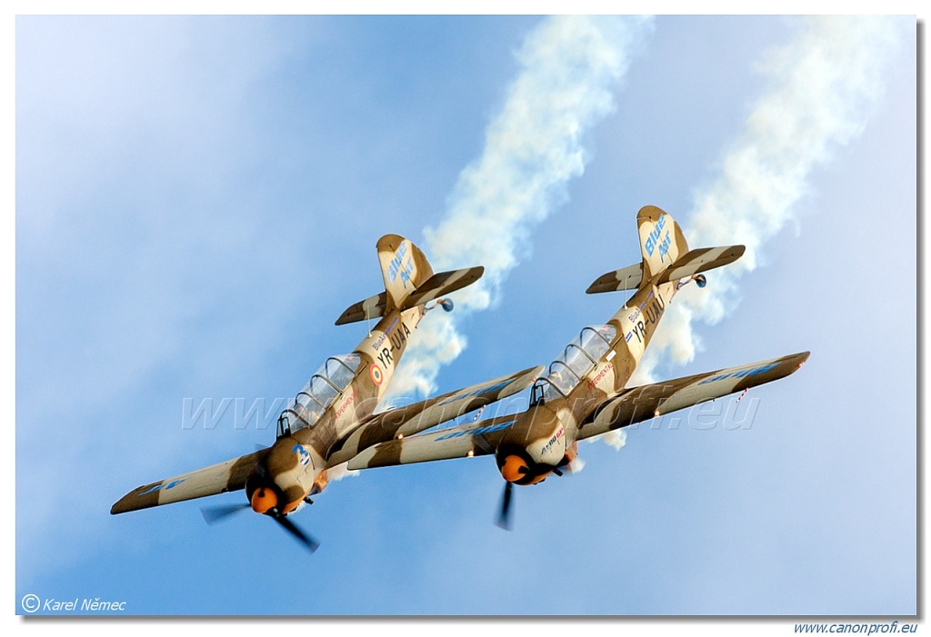 Iacarii Acrobati (Aerobatic Yakkers) - 2x Yakovlev Yak-52