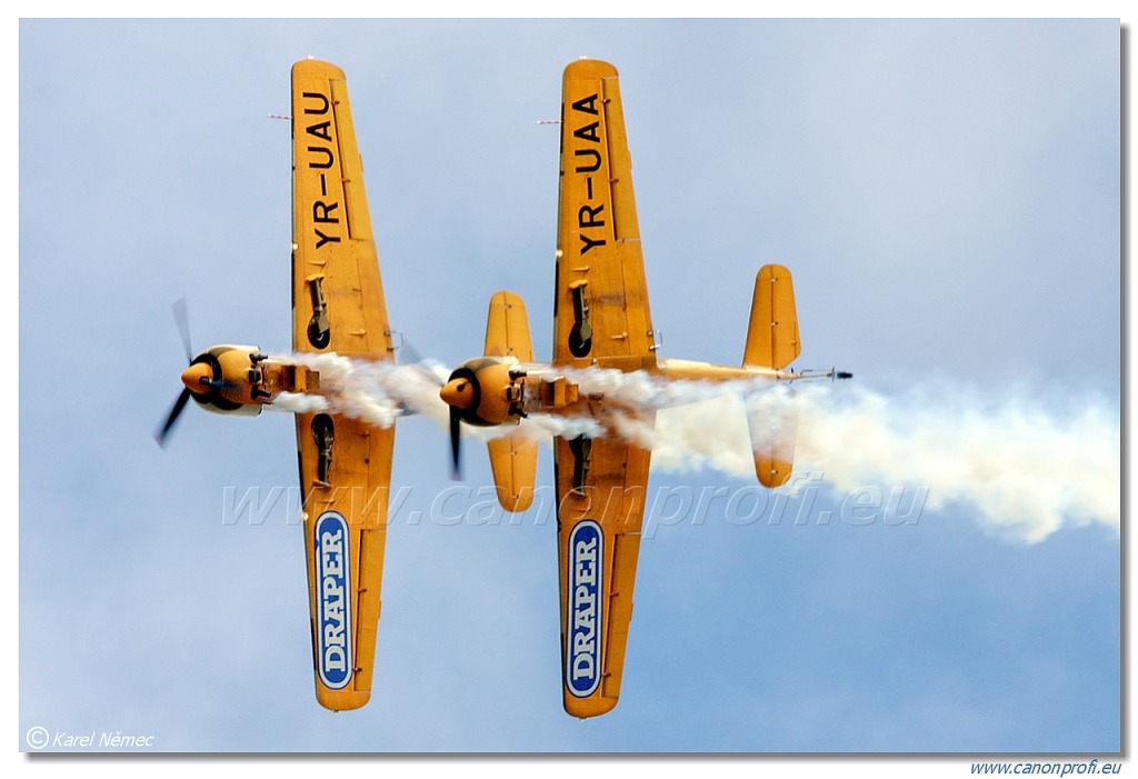 Iacarii Acrobati (Aerobatic Yakkers) - 2x Yakovlev Yak-52