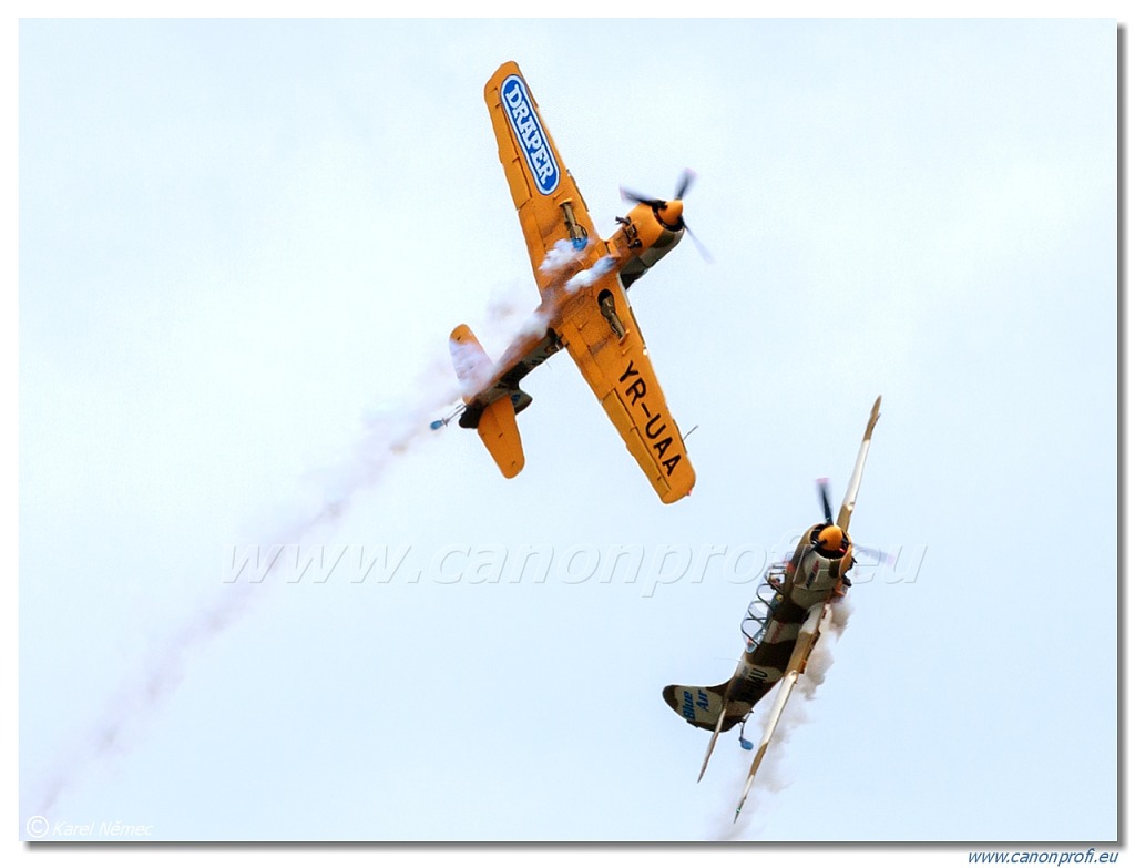 Iacarii Acrobati (Aerobatic Yakkers) - 2x Yakovlev Yak-52