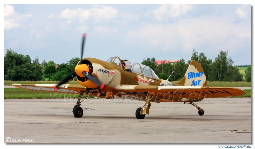 Iacarii Acrobati (Aerobatic Yakkers) - 2x Yakovlev Yak-52