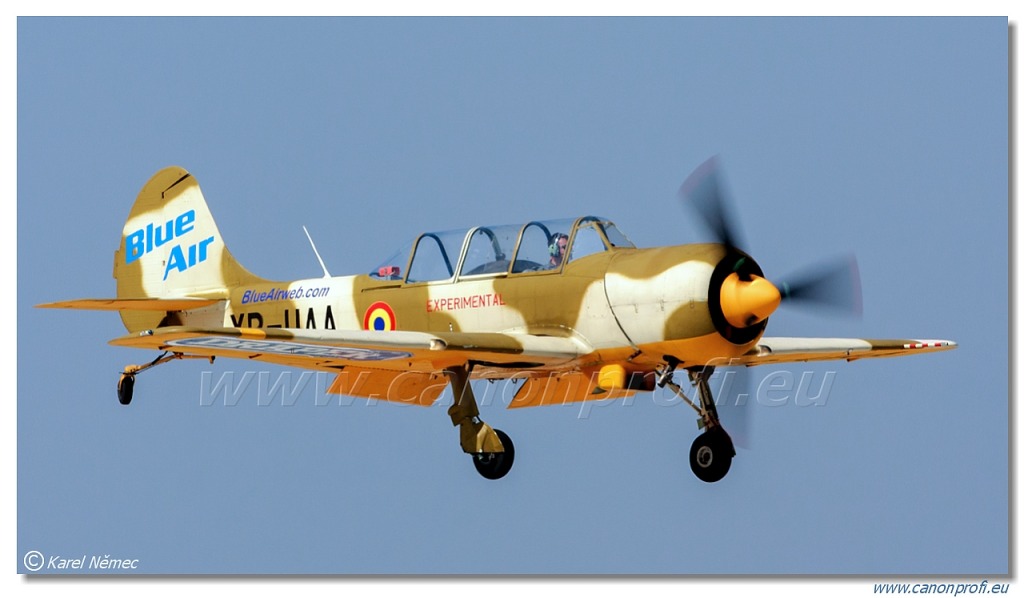 Iacarii Acrobati (Aerobatic Yakkers) - 2x Yakovlev Yak-52