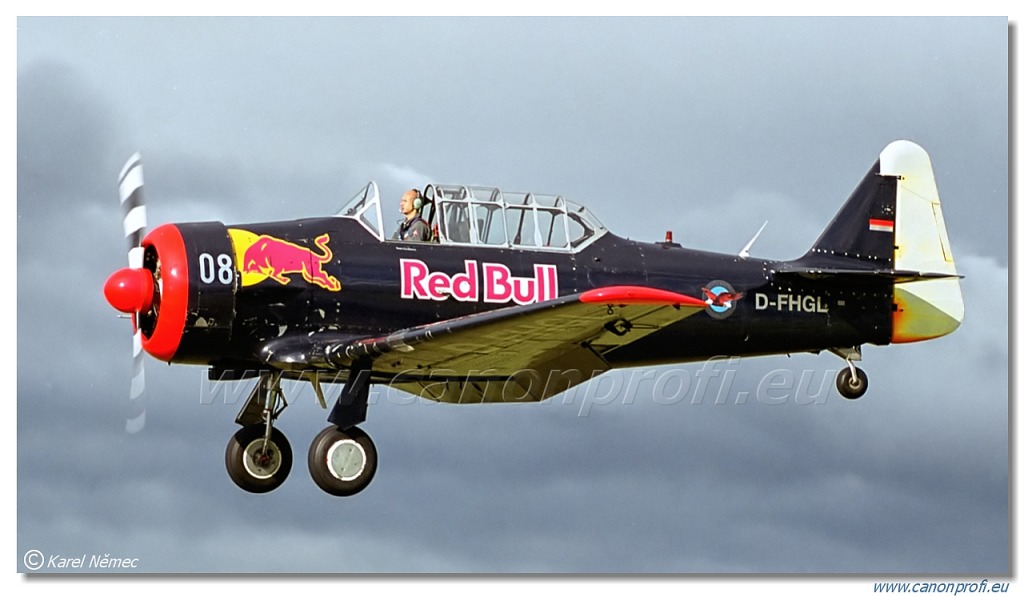 Red Bull Harvard – 2x Noorduyn AT-16 Harvard IIB