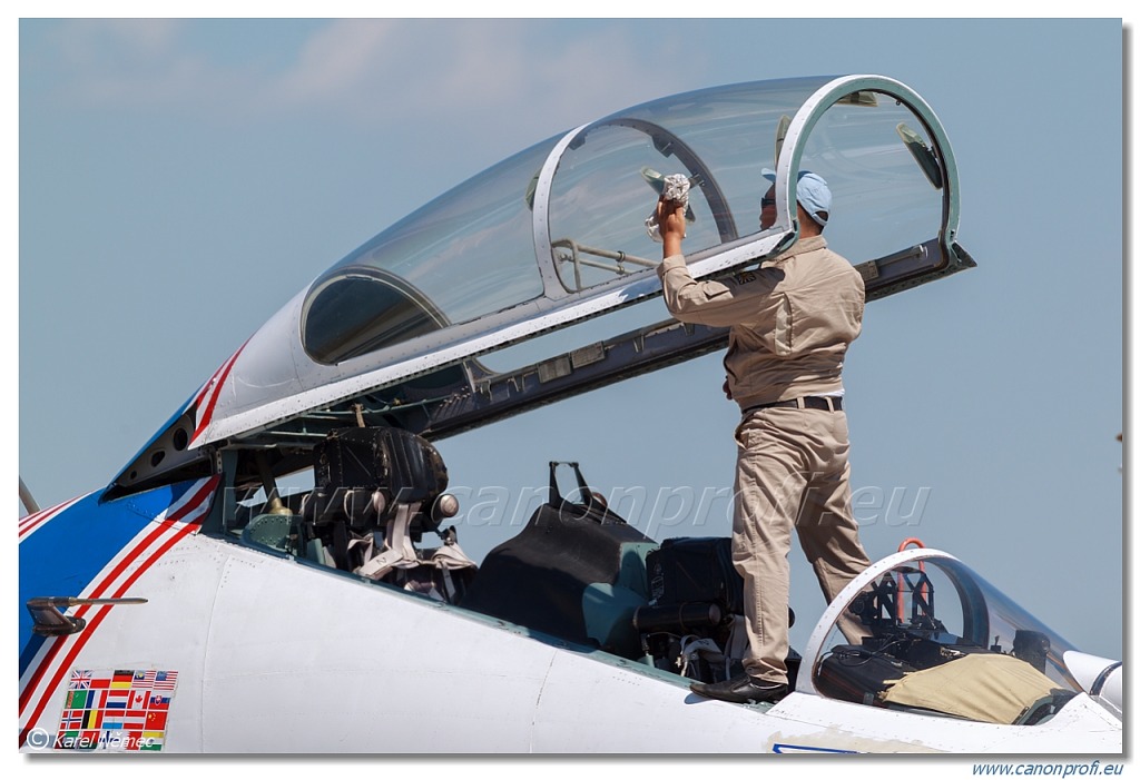 Russian Knights (Russkiye Vityazi) - 3x Sukhoi Su-27P, 2x Sukhoi Su-27UB