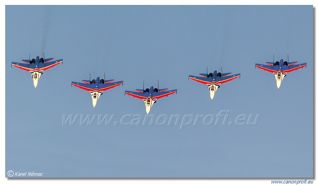 Russian Knights (Russkiye Vityazi) - 3x Sukhoi Su-27P, 2x Sukhoi Su-27UB