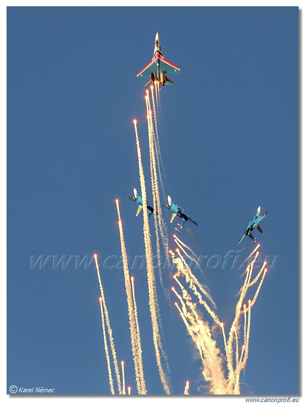 Russian Knights (Russkiye Vityazi) - 3x Sukhoi Su-27P, 2x Sukhoi Su-27UB