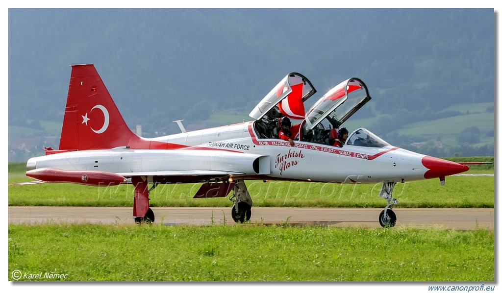 Türk Yıldızları (Turkish Stars) - 6x NF-5A, 2x NF-5B Freedom Fighter