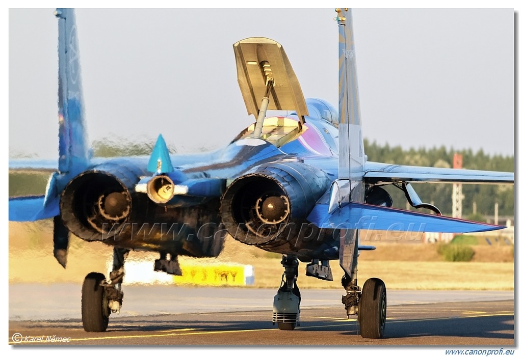 Russian Knights (Russkiye Vityazi) - 3x Sukhoi Su-27P, 2x Sukhoi Su-27UB